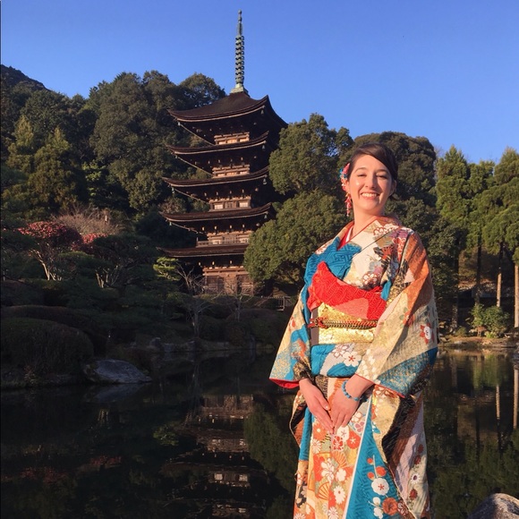 Meet your Posher, Ariana - Picture 2 of 3